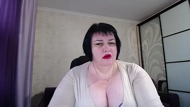 Snapshot of JuicyLady_Di chatting on 10/17/25, 05:00 JuicyLady Di online show from 10/17/25, 05:00