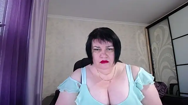 Snapshot of JuicyLady_Di chatting on 10/11/25, 04:57 JuicyLady Di online show from 10/11/25, 04:57