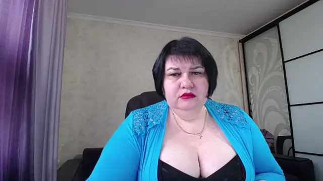 Snapshot of JuicyLady_Di chatting on 12/18/25, 08:41 JuicyLady Di online show from 12/18/25, 08:41