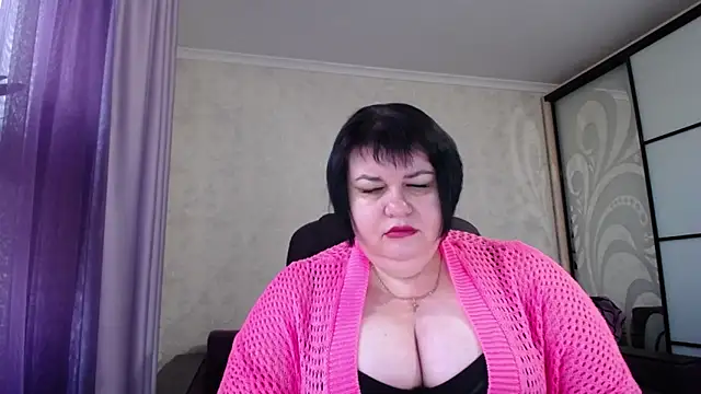 Snapshot of JuicyLady_Di chatting on 10/13/25, 04:47 JuicyLady Di online show from 10/13/25, 04:47