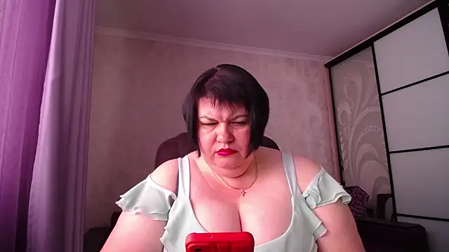 Snapshot of JuicyLady_Di chatting on 09/17/25, 05:09 JuicyLady Di online show from 09/17/25, 05:09