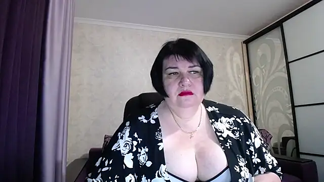 Snapshot of JuicyLady_Di chatting on 11/14/25, 02:04 JuicyLady Di online show from 11/14/25, 02:04