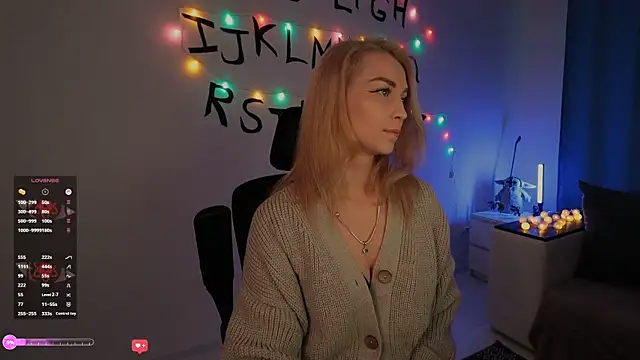 Snapshot of AskAlexa chatting on 11/26/25, 12:27 AskAlexa online show from 11/26/25, 12:27