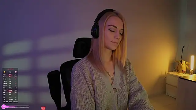 Snapshot of AskAlexa chatting on 11/18/25, 09:01 AskAlexa online show from 11/18/25, 09:01