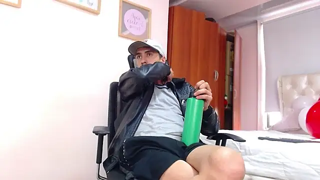 Snapshot of ryan_maxy chatting on 02/15/25, 06:33 ryan maxy online show from 02/15/25, 06:33