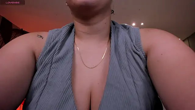 Snapshot of MartinnaBonnet chatting on 03/18/25, 10:28 MartinnaBonnet online show from 03/18/25, 10:28