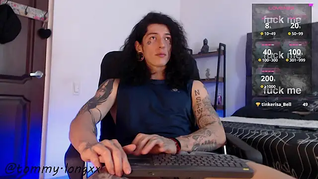 Snapshot of tommylongxx chatting on 10/16/25, 02:42 tommylongxx online show from 10/16/25, 02:42