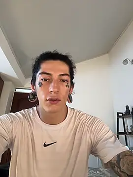 Snapshot of tommylongxx chatting on 11/13/25, 05:28 tommylongxx online show from 11/13/25, 05:28