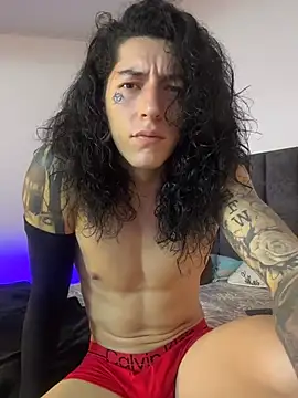 Snapshot of tommylongxx chatting on 11/16/25, 09:51 tommylongxx online show from 11/16/25, 09:51