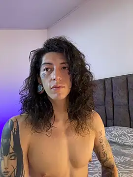 Snapshot of tommylongxx chatting on 12/21/25, 05:58 tommylongxx online show from 12/21/25, 05:58