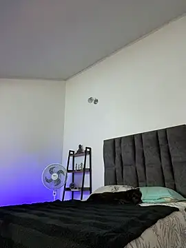 Snapshot of tommylongxx chatting on 11/28/25, 01:17 tommylongxx online show from 11/28/25, 01:17