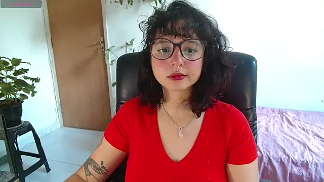 Snapshot of myamillor chatting on 10/28/25, 12:04 myamillor online show from 10/28/25, 12:04