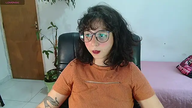 Snapshot of myamillor chatting on 10/30/25, 08:06 myamillor online show from 10/30/25, 08:06