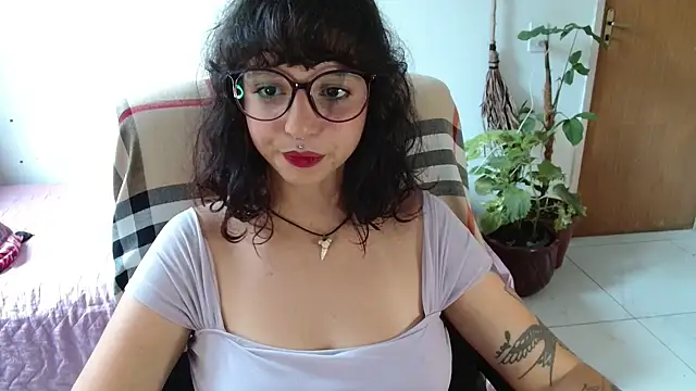 Snapshot of myamillor chatting on 12/04/25, 04:06 myamillor online show from 12/04/25, 04:06