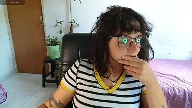 Snapshot of myamillor chatting on 11/21/25, 12:37 myamillor online show from 11/21/25, 12:37