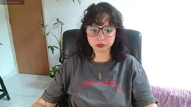 Snapshot of myamillor chatting on 10/31/25, 01:08 myamillor online show from 10/31/25, 01:08