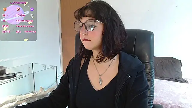 Snapshot of myamillor chatting on 09/26/25, 12:23 myamillor online show from 09/26/25, 12:23