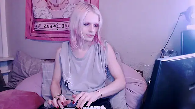 Snapshot of Alien_Bella chatting on 12/18/25, 01:04 Alien Bella online show from 12/18/25, 01:04