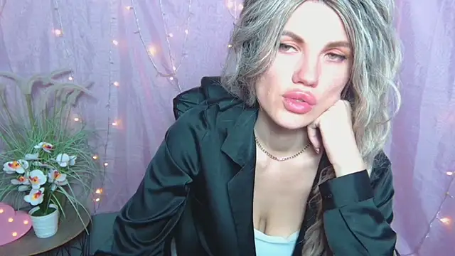 MilaLoona online show from 04/16/26, 06:47