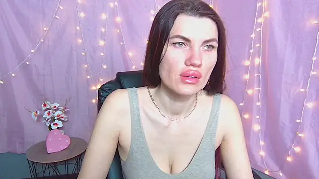 MilaLoona online show from 05/17/26, 05:51