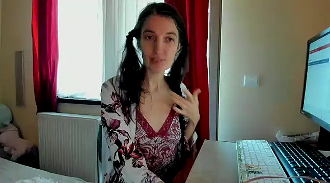 Snapshot of AliceisHome chatting on 01/05/25, 10:32 AliceisHome online show from 01/05/25, 10:32