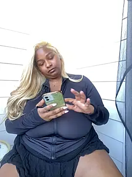 Snapshot of BigFineSelena chatting on 03/11/25, 08:09 BigFineSelena online show from 03/11/25, 08:09