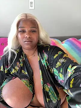 Snapshot of BigFineSelena chatting on 09/28/25, 01:51 BigFineSelena online show from 09/28/25, 01:51