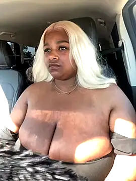 Snapshot of BigFineSelena chatting on 09/27/25, 04:24 BigFineSelena online show from 09/27/25, 04:24