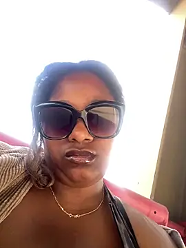 Snapshot of BigFineSelena chatting on 04/15/26, 01:37 BigFineSelena online show from 04/15/26, 01:37