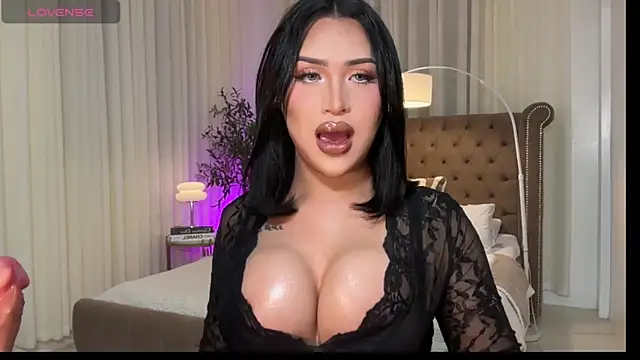 Snapshot of Your_Majesty_Tyra chatting on 02/15/26, 07:51 Your Majesty Tyra online show from 02/15/26, 07:51