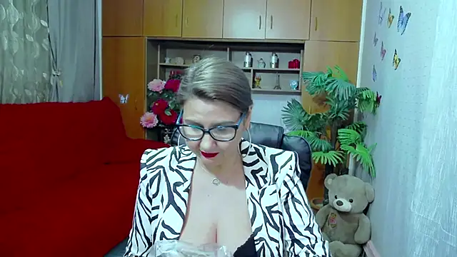 Snapshot of LucilleFenlys chatting on 12/13/24, 11:50 LucilleFenlys online show from 12/13/24, 11:50