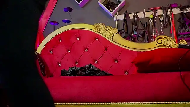 PerlaDivaio online show from 10/25/25, 02:07