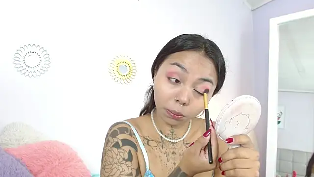 miss soffi  online show from 12/18/25, 12:31