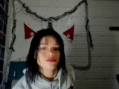 Snapshot of sarasandle chatting on 01/06/25, 04:47 sarasandle online show from 01/06/25, 04:47