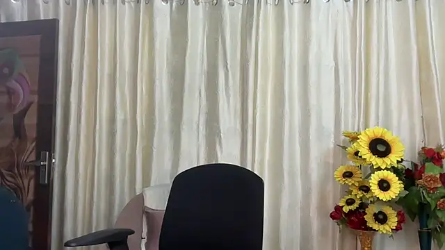 Snapshot of mahimagicdoll_DESI chatting on 03/17/25, 03:47 mahimagicdoll DESI online show from 03/17/25, 03:47