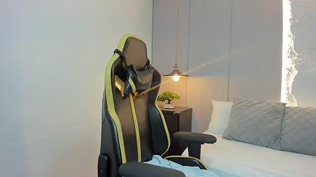 isabella florez online show from 03/25/26, 12:04