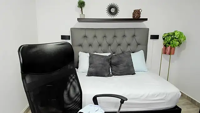 isabella florez online show from 03/03/25, 06:13