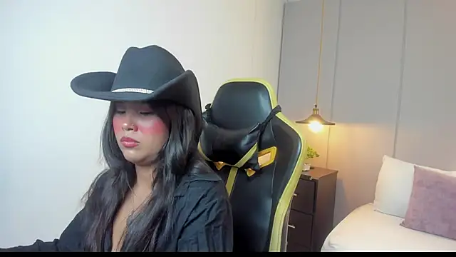Snapshot of isabella_florez chatting on 04/23/26, 01:56 isabella florez online show from 04/23/26, 01:56