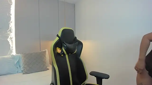 isabella florez online show from 03/23/26, 11:54