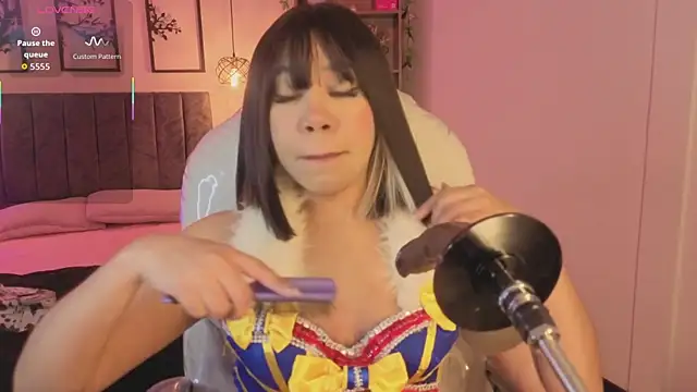 Olivia ds online show from 10/23/25, 04:33