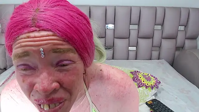 Kittywhiteass online show from 10/30/25, 10:06