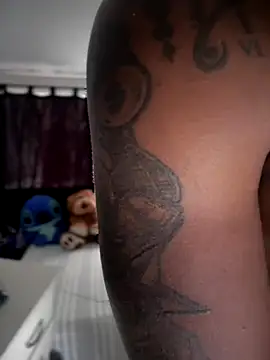 Snapshot of blackdrey18 chatting on 11/24/25, 01:33 blackdrey18 online show from 11/24/25, 01:33