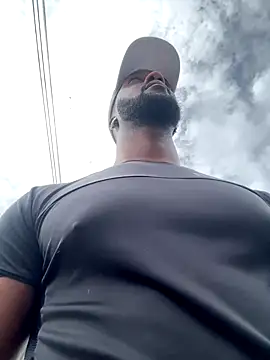 Snapshot of blackdrey18 chatting on 11/14/25, 04:32 blackdrey18 online show from 11/14/25, 04:32