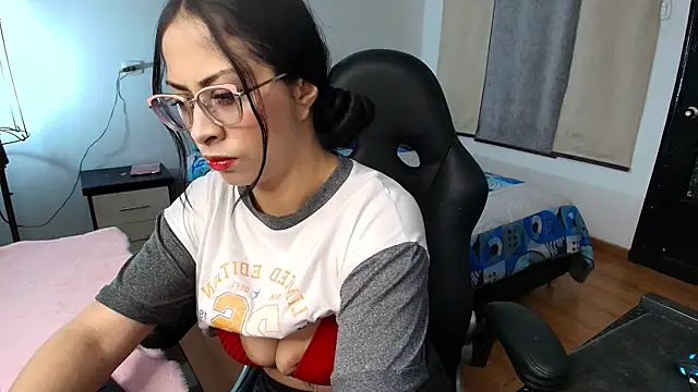 yesie hot online show from 04/18/26, 12:57