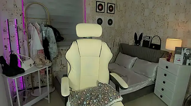 AlexandraMooree online show from 03/06/25, 12:52