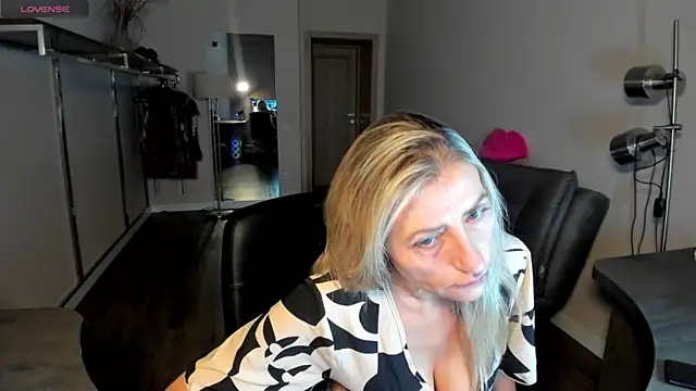 Snapshot of ZoeGrant chatting on 02/21/26, 06:32 ZoeGrant online show from 02/21/26, 06:32