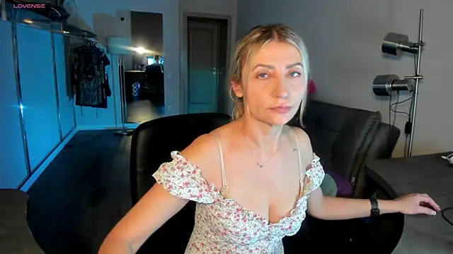 Snapshot of ZoeGrant chatting on 02/15/26, 07:02 ZoeGrant online show from 02/15/26, 07:02