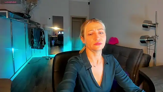 Snapshot of ZoeGrant chatting on 02/13/26, 09:48 ZoeGrant online show from 02/13/26, 09:48