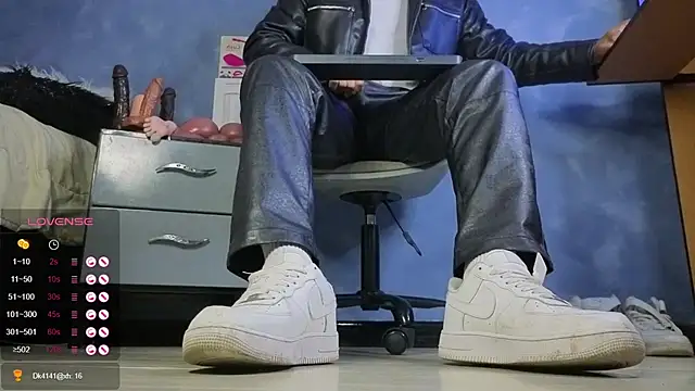 Snapshot of TomLover_12 chatting on 02/24/26, 02:18 TomLover 12 online show from 02/24/26, 02:18