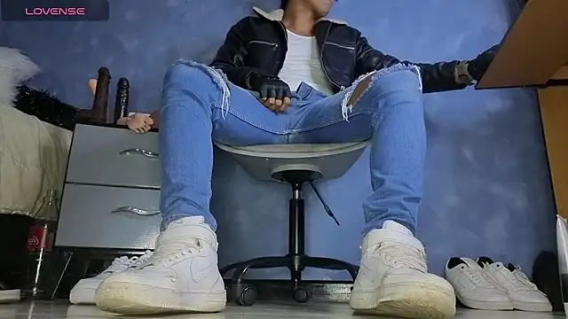 Snapshot of TomLover_12 chatting on 02/11/26, 12:21 TomLover 12 online show from 02/11/26, 12:21